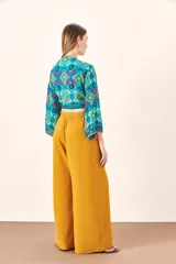 Pantalón de mujer color mostaza, de corte palazzo, tiro alto y cintura elástica.