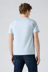 Remera celeste de manga corta Levi's, con cuello redondo y pequeño logo rojo bordado en el pecho.