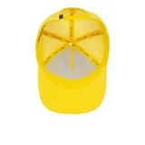 Gorra tipo trucker color bordó con panel frontal estructurado, malla trasera y visera curva con costuras decorativas. Presenta un aplique metálico con logo en el frente.