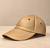Gorro con visera de cuero con estampa animal print de leopardo, ojalillos metálicos de ventilación y diseño estructurado.