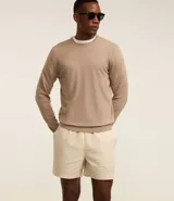 Bermuda masculina de corte recto, color rojo, con cintura elástica y cordón de ajuste. Cuenta con bolsillos laterales y traseros, confeccionada en una mezcla de algodón y lino.