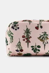 Neceser pequeño rectangular acolchado, color amarillo con estampado de flores rojas, azules y verdes. Tiene cierre con cremallera y asa de mano a tono.