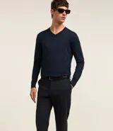 Pantalón de vestir slim fit color azul marino con estampado de cuadros escoceses en hilo teñido. Cuenta con cintura con trabillas, cierre con botón y cremallera, y bolsillos laterales y traseros.