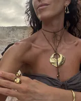 Anillo de diseño orgánico y macizo con forma irregular, elaborado artesanalmente en metal.