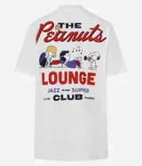 Remera blanca de algodón con estampa gráfica en la espalda inspirada en un club de jazz, con personajes de Peanuts (Snoopy, Lucy, Linus y Woodstock) y el texto "THE PEANUTS LOUNGE JAZZ AND UPPER LIVE CLUB MUSIC".