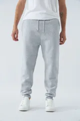 Pantalón de jogging gris melange, corte recto, con bolsillos laterales y logo en grifa de goma.