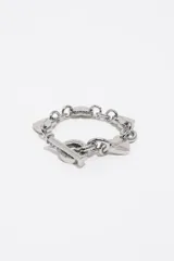 Pulsera de cadena de eslabones gruesos en tono plateado, con dijes en forma de corazón intercalados y cierre de barra en T.