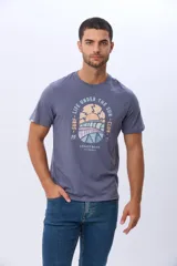 Remera de algodón de calce clásico y cuello redondo, con estampado frontal de temática surf con colores pasteles.