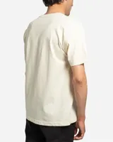 Remera blanca de manga corta y cuello redondo, con estampa frontal ilustrada de un hada sobre un hongo.