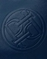 Bolso de hombro azul marino de cuero graneado con logo grabado en el centro.