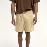 Short color beige con cintura elastizada y cordón ajustable.