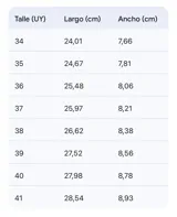 Botas bajas de cuero negro con diseño tipo chelsea, punta fina y taco cuadrado bajo.