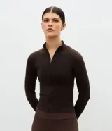 Campera deportiva Get Over de corte ajustado, color marrón, confeccionada en poliamida y elastano con textura acanalada, cuello alto y cierre frontal por cremallera.