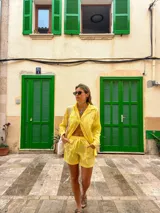 Camisa amarilla y blanca con estampado de cuadrillé, de corte holgado y manga larga.