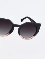 Lentes de sol Tiwi modelo Venus, con montura bicolor negra y rosa, y lentes degradadas en color borgoña.