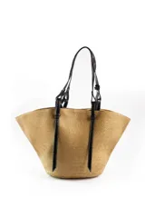 Bolso tipo shopper de paja color beige con asas de cuero sintético negro y costuras blancas.