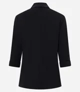 Blazer negro confeccionado en tejido airflow, con solapa en el cuello y abertura total. La prenda tiene martingalas en los puños, que son tiras con botones.