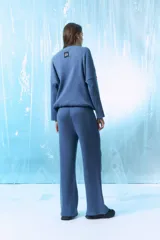 Pantalón acanalado celeste de corte palazzo con cintura elastizada y lazo ajustable.