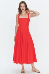 Vestido midi de popelín confeccionado en algodón, color marrón, con escote cuadrado, tirantes anchos y diseño acampanado con paneles godets. Cuenta con cierre lateral de cremallera oculta.
