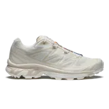 Championes Salomon XT-6, calzado de trail running adaptado para uso urbano. Diseño en color negro, gris, rojo y blanco, con sistema de cordones de ajuste rápido Quicklace y suela de gran tracción.