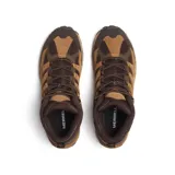 Botas de trekking impermeable Merrell modelo Accentor 4 Mid WP, de color marrón y tostado con detalles en marrón oscuro. Confeccionadas en ante y malla transpirable, cuentan con suela de goma con gran tracción y refuerzo en la puntera.