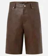 Bermuda masculina de cuero sintético color marrón, corte holgado, con cintura con trabillas, cierre tradicional, bolsillos delanteros y traseros, y efecto desteñido.