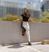 Sandalias de cuero color crudo con dos tiras horizontales en el empeine, una de cuero liso y otra con detalle dorado. Suela track color beige.