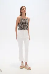 Pantalon jean de corte recto y tiro alto, color blanco, con ruedo deshilachado.