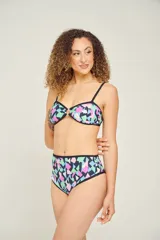 Conjunto de bikini con estampado geométrico en tonos azul, verde y rosa. Incluye corpiño con aro y breteles finos y bombacha de tiro alto.