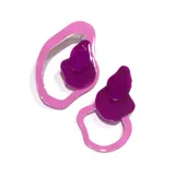 Aros colgantes con forma abstracta, compuestos por un aro irregular color rosa y dos piezas superpuestas de resina color violeta.
