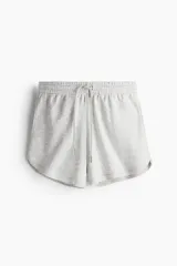 Short de felpa liviana de mezcla de algodón, color gris melange. Modelo con elástico revestido en la cintura y cordón ajustable. Presenta bolsillos discretos en las costuras laterales y ruedo redondeado.