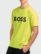 Remera verde lima de algodón con logo "BOSS" estampado en negro en el pecho. Corte regular fit y mangas cortas.