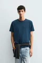 Camiseta de corte regular fit en color blanco, con cuello redondo y mangas cortas.