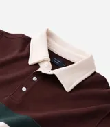 Saco de algodón con diseño de bloques de color en tonos marrón, verde y blanco. Presenta cuello polo con cierre de botones y mangas largas.