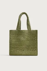 Bolso tipo shopper de color verde militar con acabado trenzado y calados decorativos, compartimento principal sin cierre y dos asas de mano.