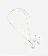 Conjunto de bijouterie con caravanas colgantes y collar con dije en forma de gota con perla.