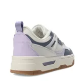 Championes urbanos de mujer Miss Carol modelo FORNI, color blanco con detalles en gris y lila, con suela chunky color caramelo.