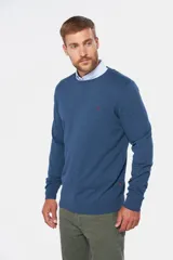 Buzo de punto color verde oscuro, con cuello redondo y mangas largas.