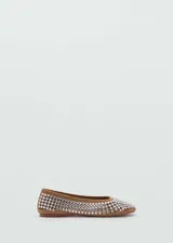 Zapato tipo ballerina color marrón con adorno de strass.