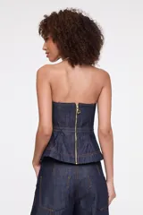 Top strapless de denim azul oscuro con escote corazón, costuras pespunteadas en color contrastante y corte peplum.