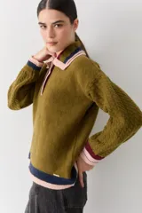 Buzo de lana tipo polo con cuello y cartera de botones en colores contrastantes. Presenta mangas con textura de ochos y puños y ruedo con terminaciones en franjas de colores.