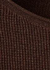 Sweater de punto fino color marrón, de corte recto, con cuello bote y manga larga.