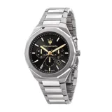 Reloj cronógrafo Maserati Stile con caja y malla de acero inoxidable en color plateado. Presenta esfera negra con detalles en dorado, incluyendo el logo de la marca, índices y agujas. Cuenta con tres subesferas y ventana de fecha.