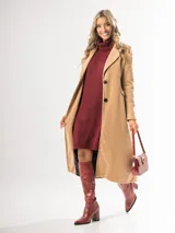 Tapado largo color beige, de corte recto y manga larga.