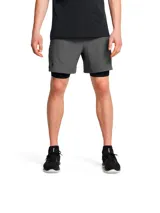 Shorts deportivos Under Armour modelo Vanish Woven 2in1, de color gris oscuro, con calza interna de compresión negra integrada. Cuenta con diseño ultraligero, paneles perforados para ventilación, cintura ajustable con cordón y bolsillos laterales.