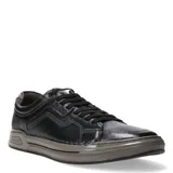 Championes urbanos Democrata modelo Nosu, confeccionados en cuero con cordones. Presentan una suela de goma en tono marrón y detalles de costuras reforzadas en el lateral.