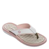 Ojotas Cartago modelo Figi Wns, con base acolchada en tono beige y borde rosado. Presenta tiras blancas con detalle de logo en color rosado y separador de dedos en tono marrón.