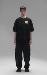 Remera negra de corte oversize con estampa frontal a todo color de personajes de Dragon Ball montados sobre el dragón Shenlong.