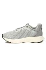 Championes deportivos Fila Magnus para mujer, color gris con detalles en verde lima y celeste. Capellada de malla transpirable, suela amortiguada en color blanco y cordones entrelazados.