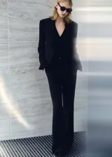 Pantalón de vestir rojo, de corte wide leg y tiro alto.